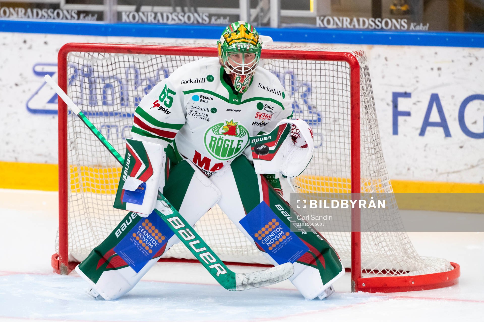 Rögles målvakt Christoffer Rifalk innan ishockeymatchen i