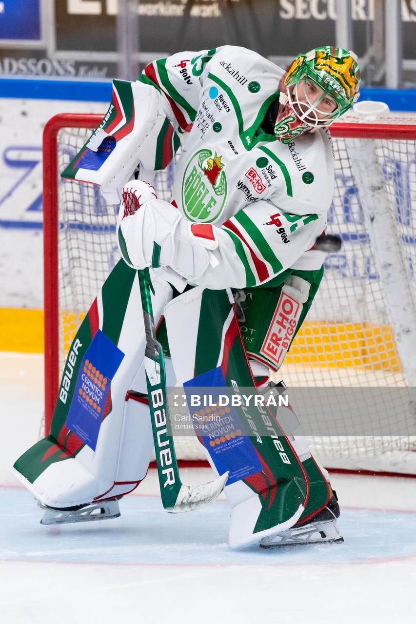 Rögles målvakt Christoffer Rifalk innan ishockeymatchen i