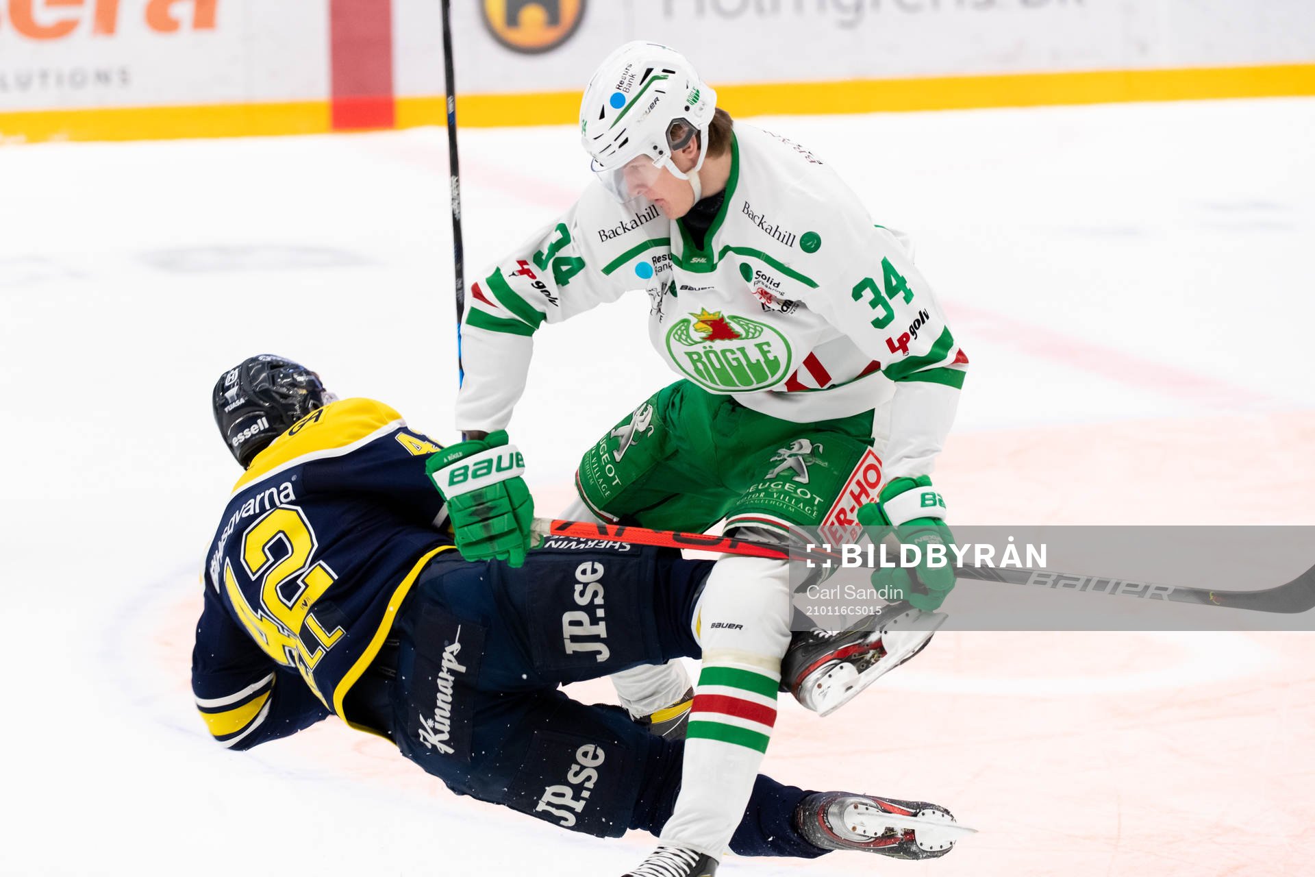 s Niklas Arell tacklas av Rögles Adam Edström