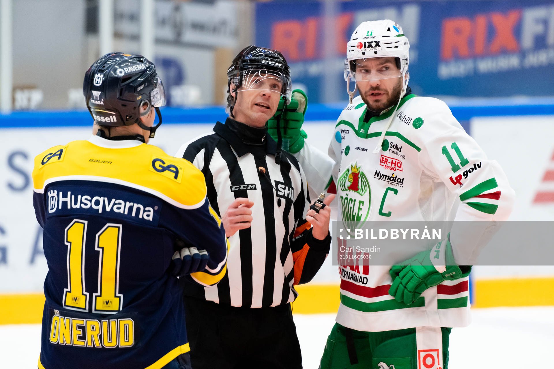 s Simon Önerud och Rögles Mattias Sjögren pratar med