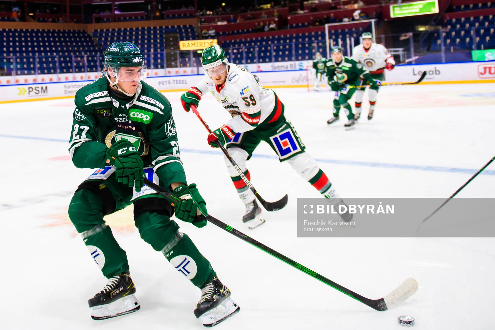 Färjestads Oskar Bäck och Frölundas Simon Hjalmarsson