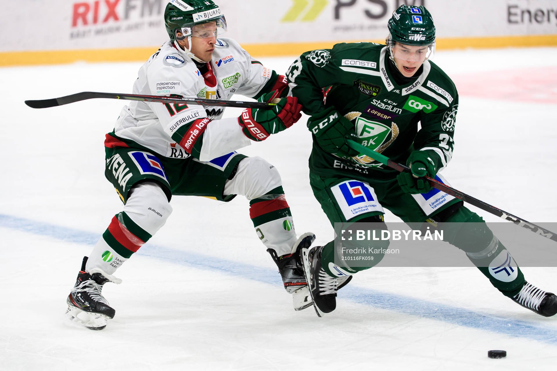 Frölundas Max Friberg och Färjestads Albert Johansson