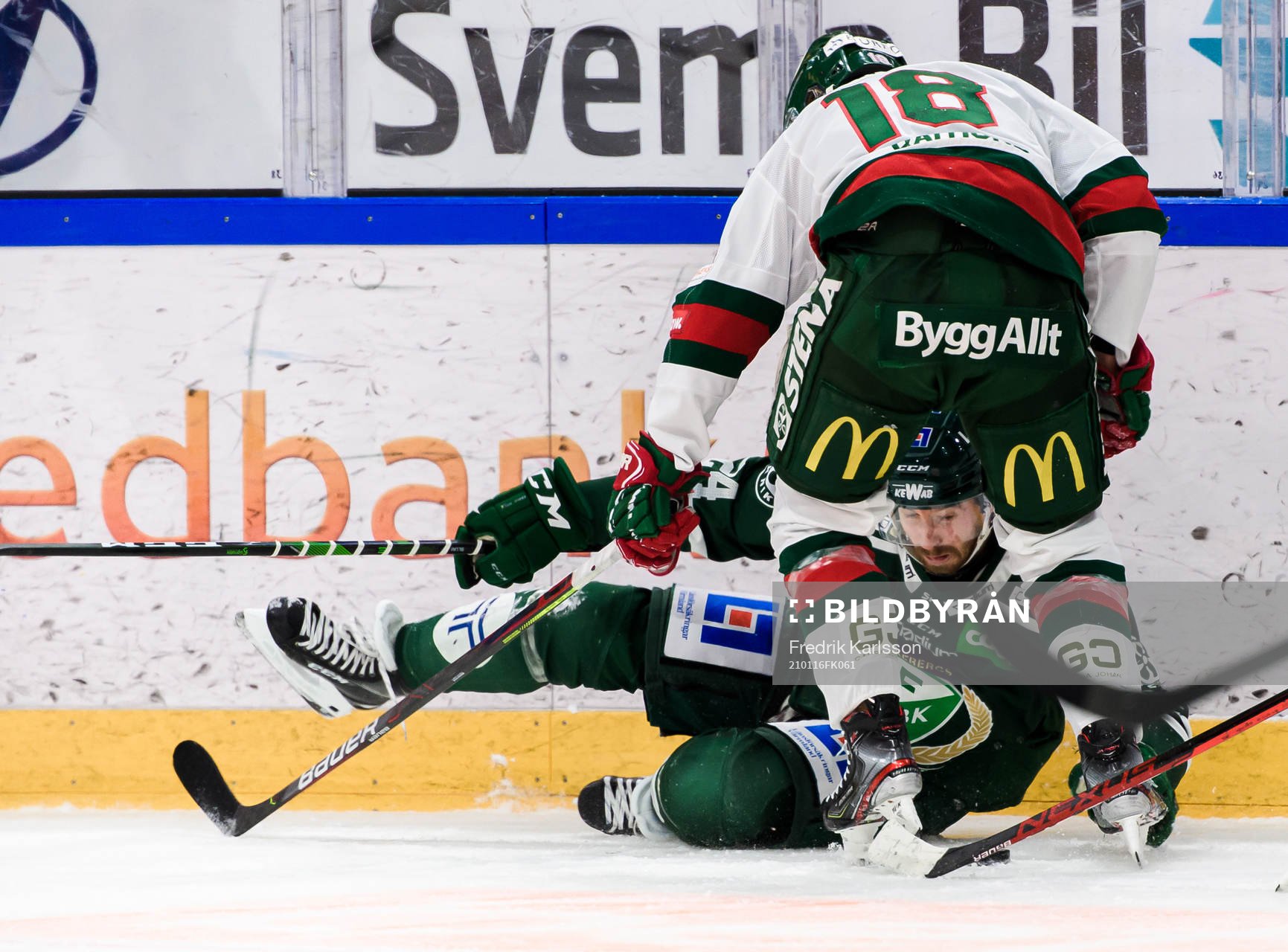 Färjestads Jonathon Blum och Frölundas Lucas Raymond