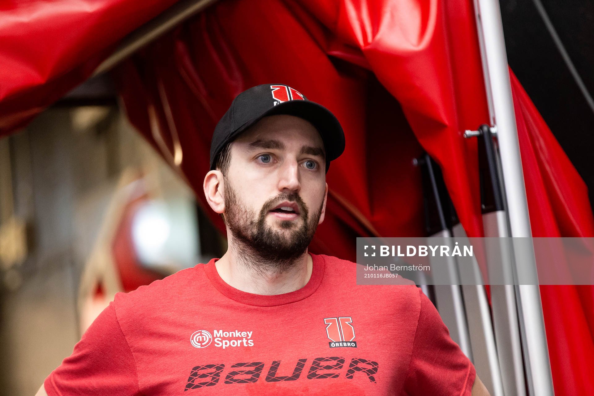 Örebros målvakt Jhonas Enroth blir intervjuad