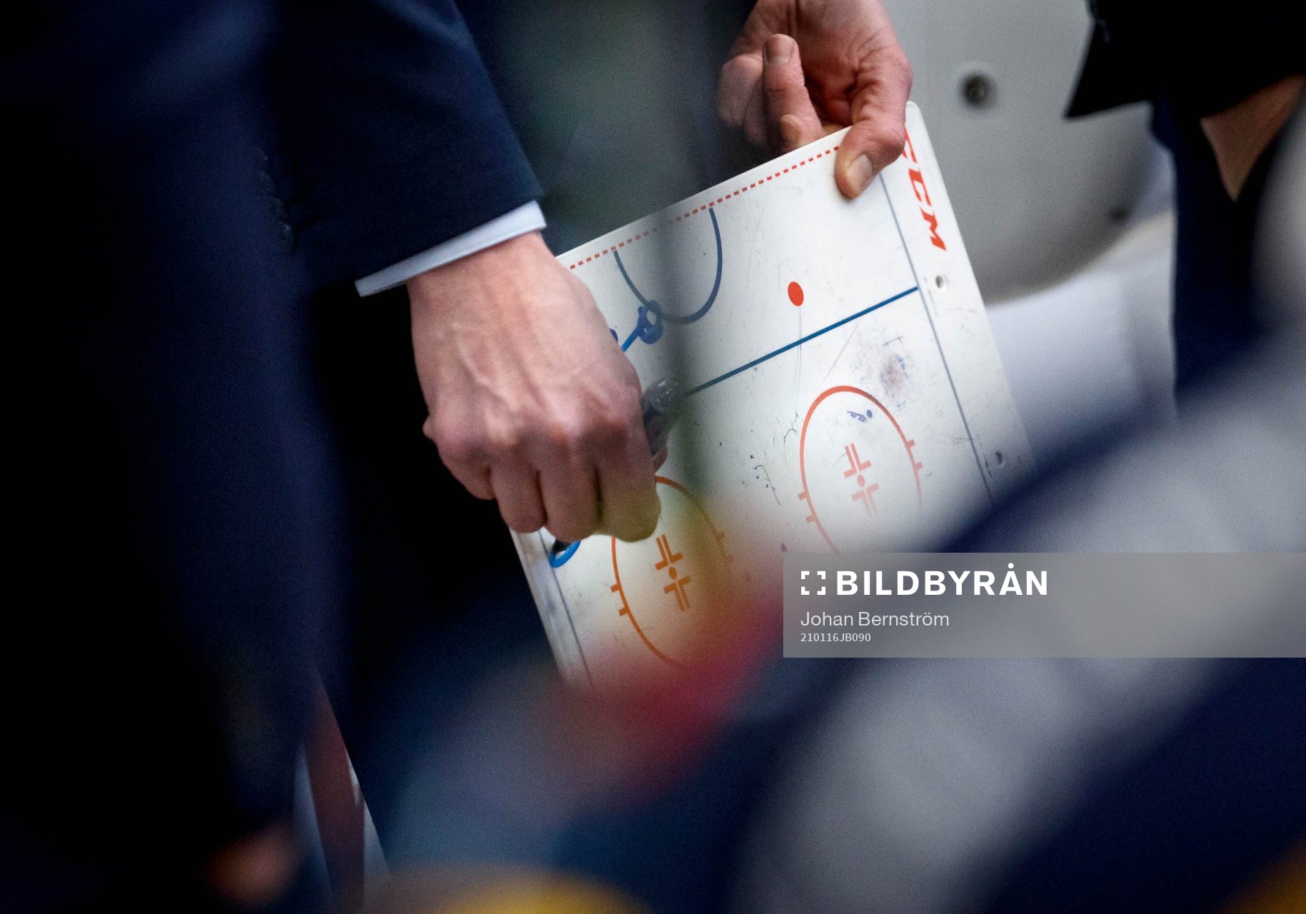 En tränare ritar på en coach tavla