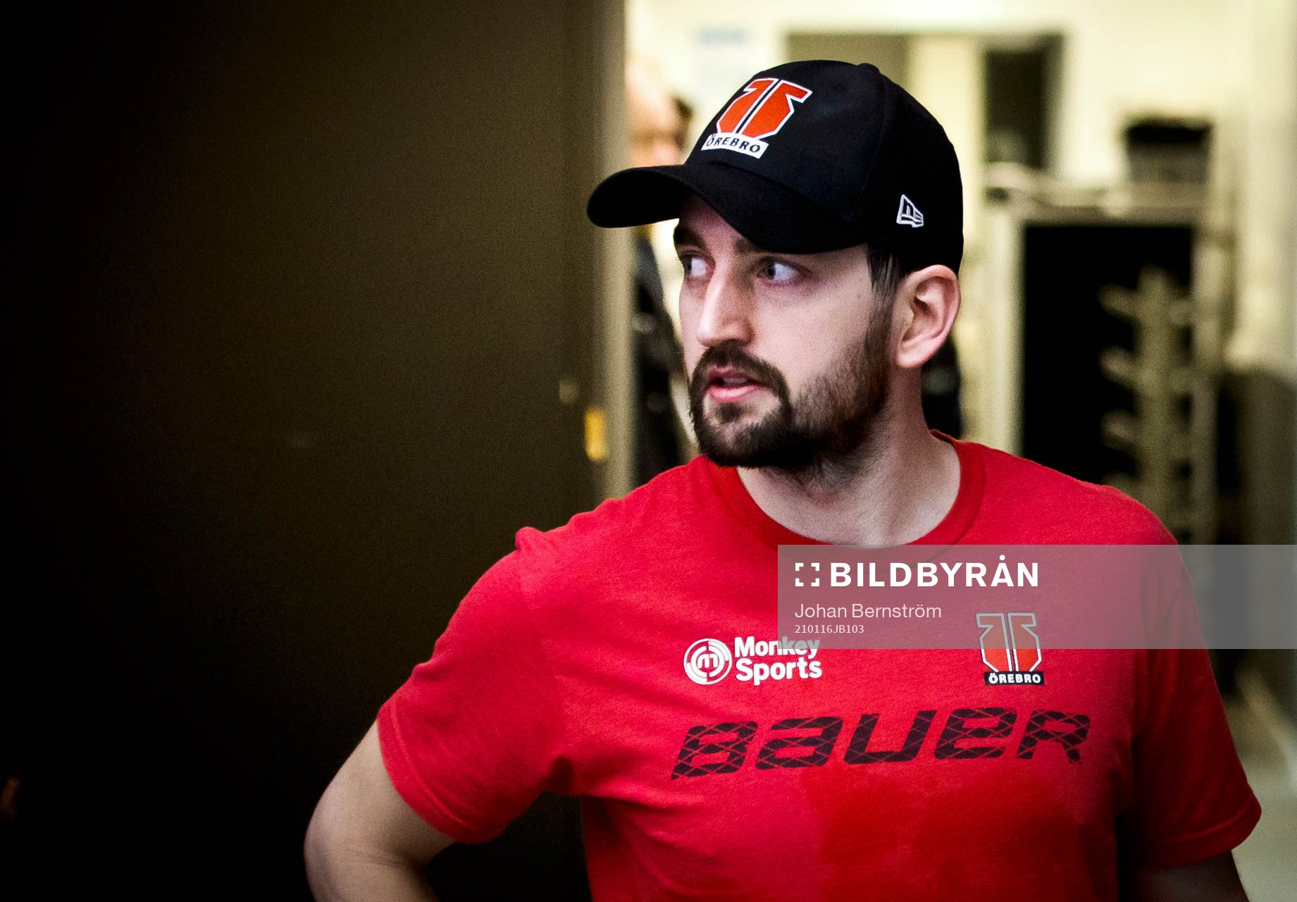 Örebros målvakt Jhonas Enroth blir intervjuad