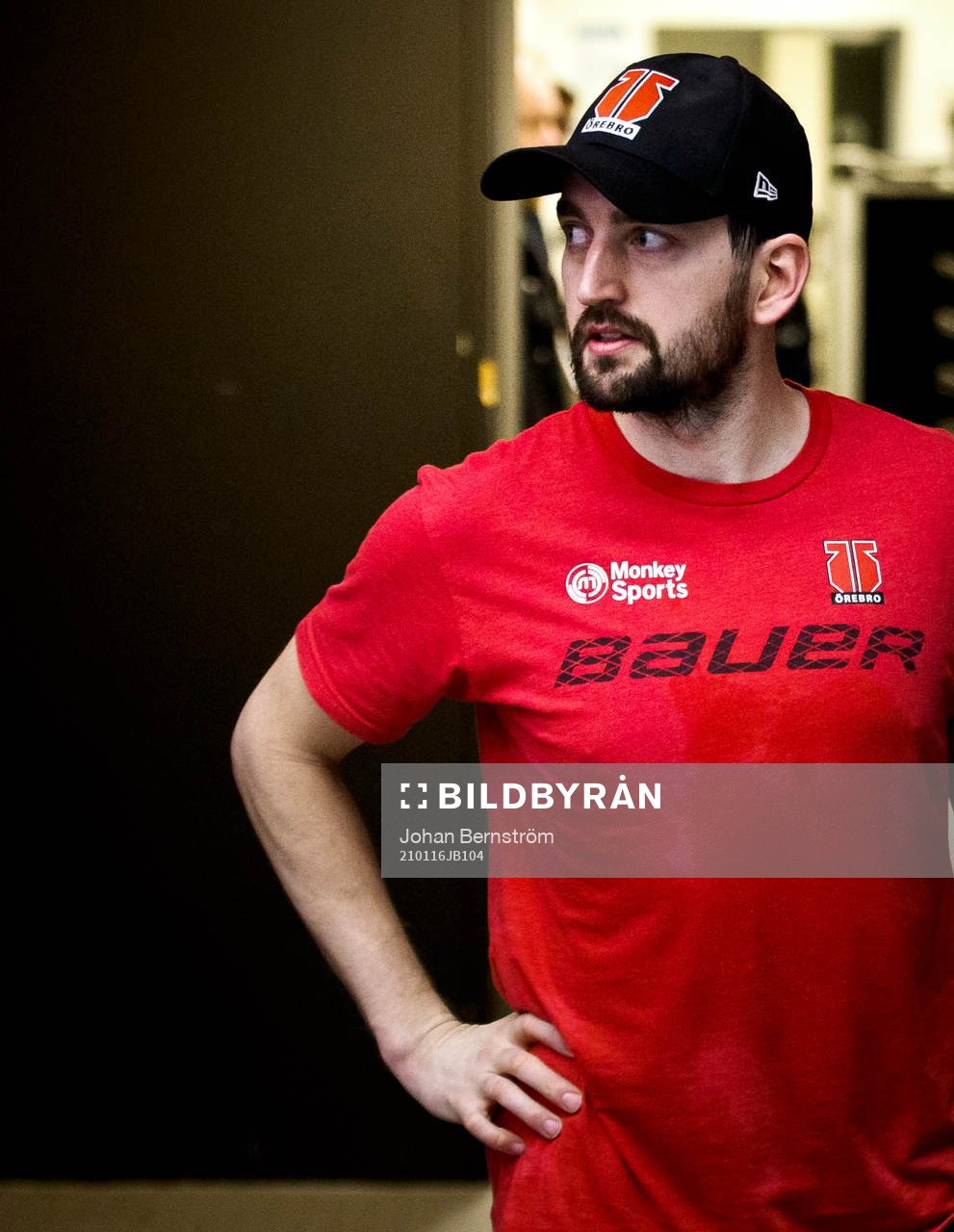 Örebros målvakt Jhonas Enroth blir intervjuad