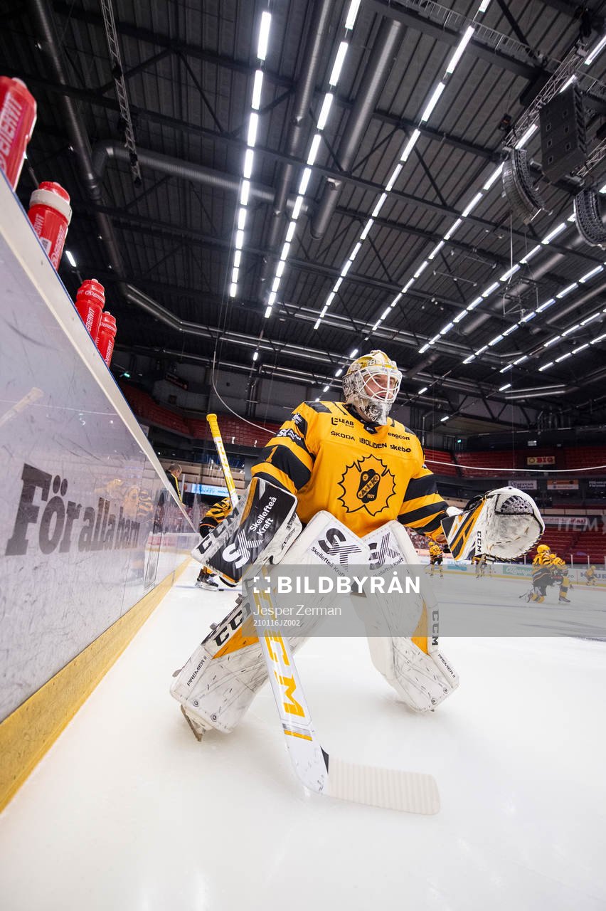 Skellefteås målvakt Hugo Marklund värmer upp