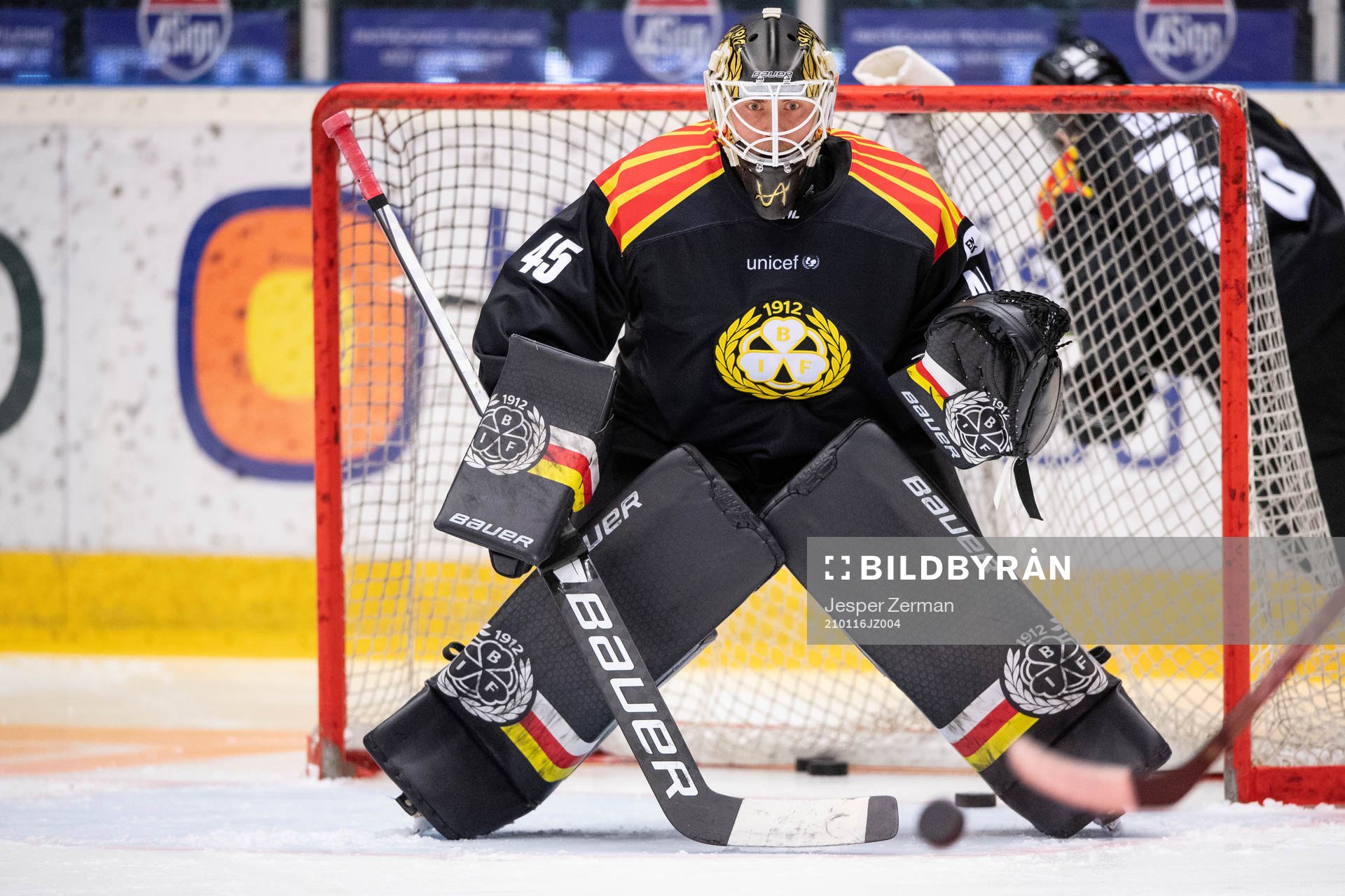 Brynäs målvakt Viktor Andrén värmer upp