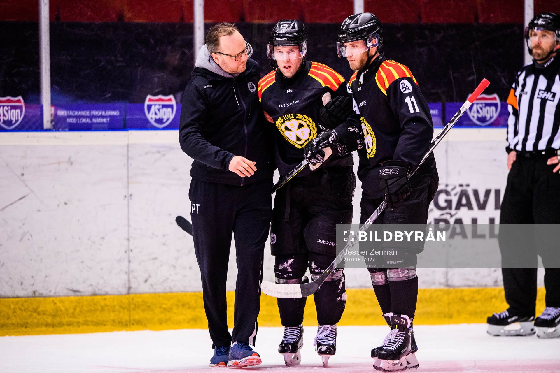 Brynäs Greg Scott får hjälp av isen