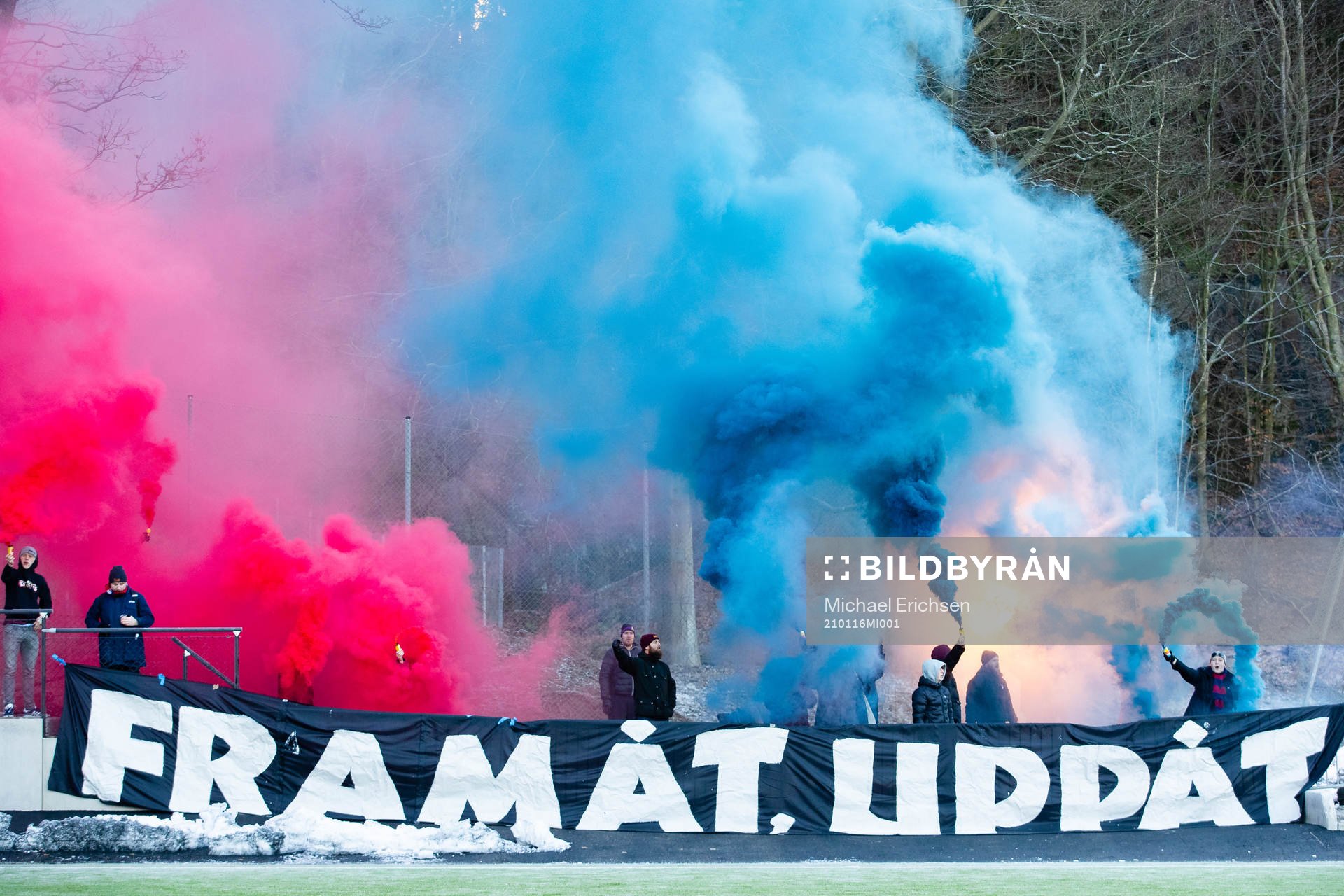 Örgryte supportrar med banderoll och pyroteknik