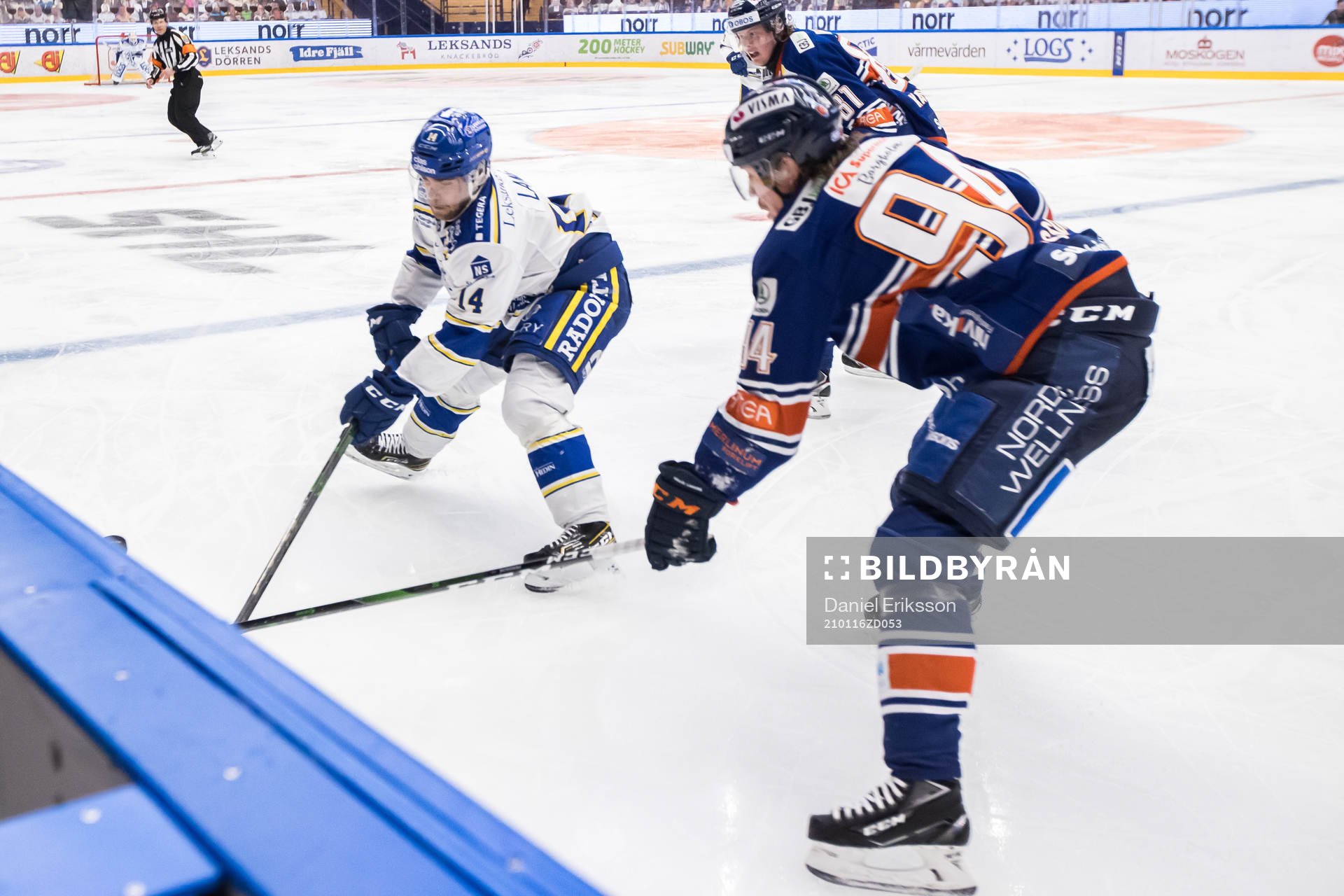 Leksands Oskar Lang och ´vv94+under ishockeymatchen i SHL