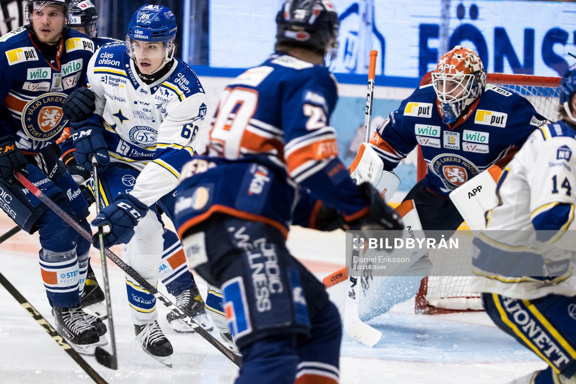 Leksands Nils Åman och Växjös målvakt Erik Källgren