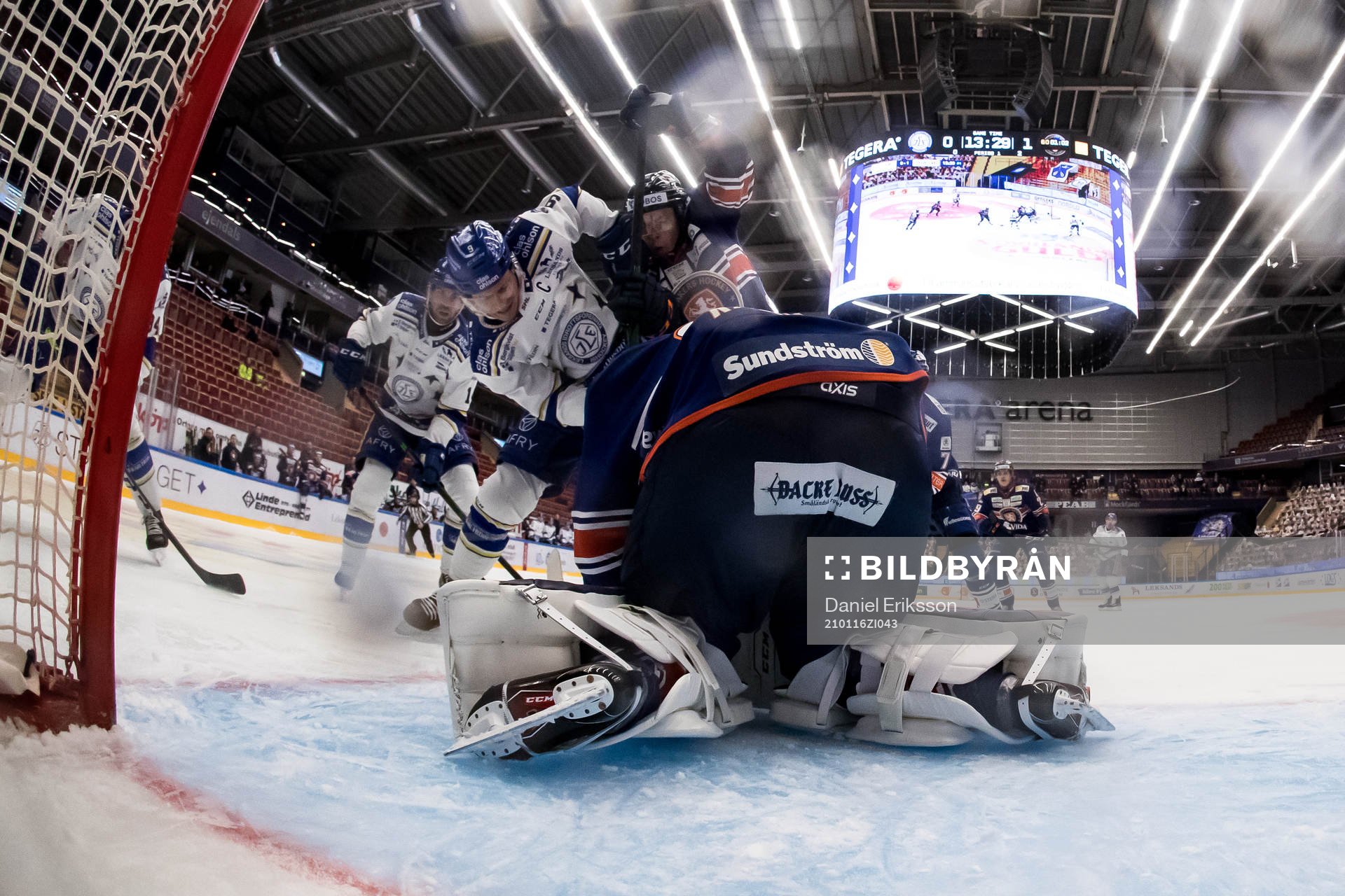Leksands Patrik Zackrisson och Växjös målvakt Erik