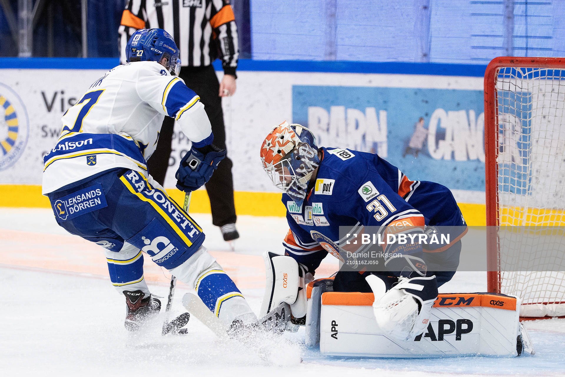 Växjös målvakt Erik Källgren och Leksands Marek Hrivik