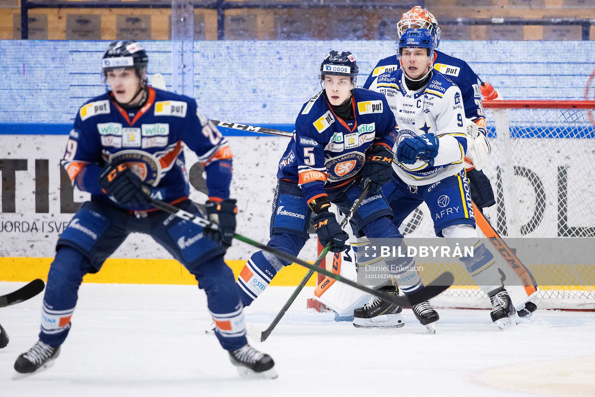 Växjös Juuso Vainio och målvakt Erik Källgren mot
