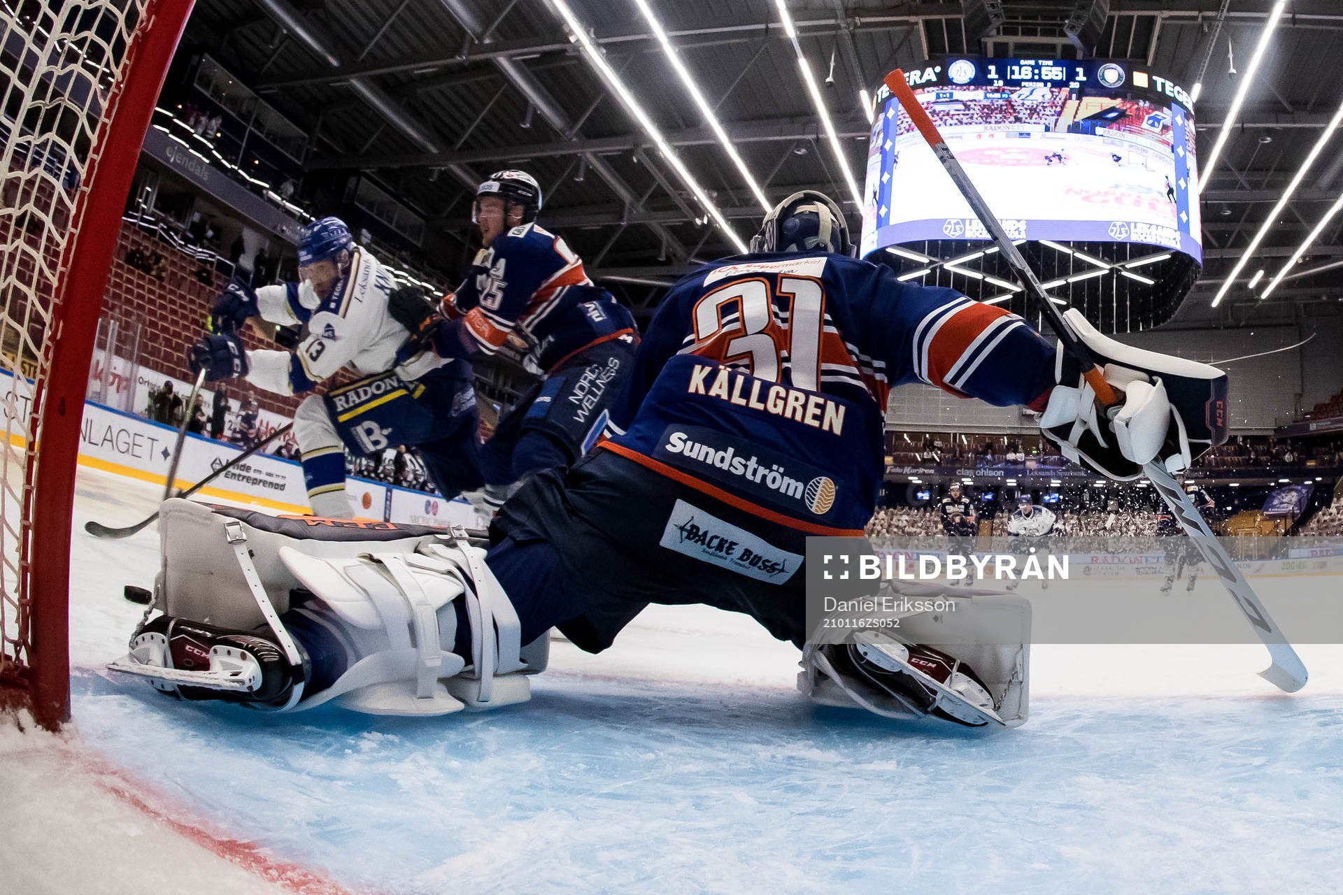 Leksands Jon Knuts oroar framför Växjös målvakt Erik