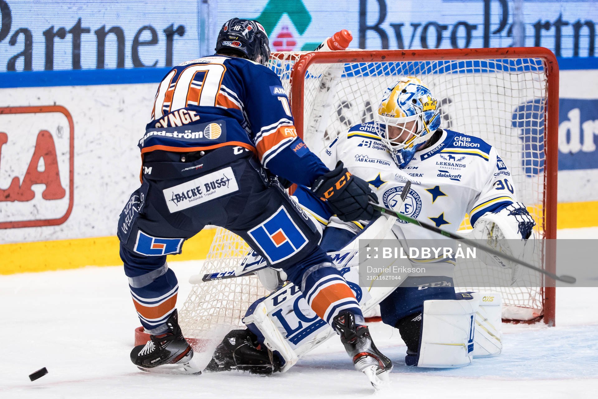 Växjös Richard Gynge oroar framför Leksands målvakt