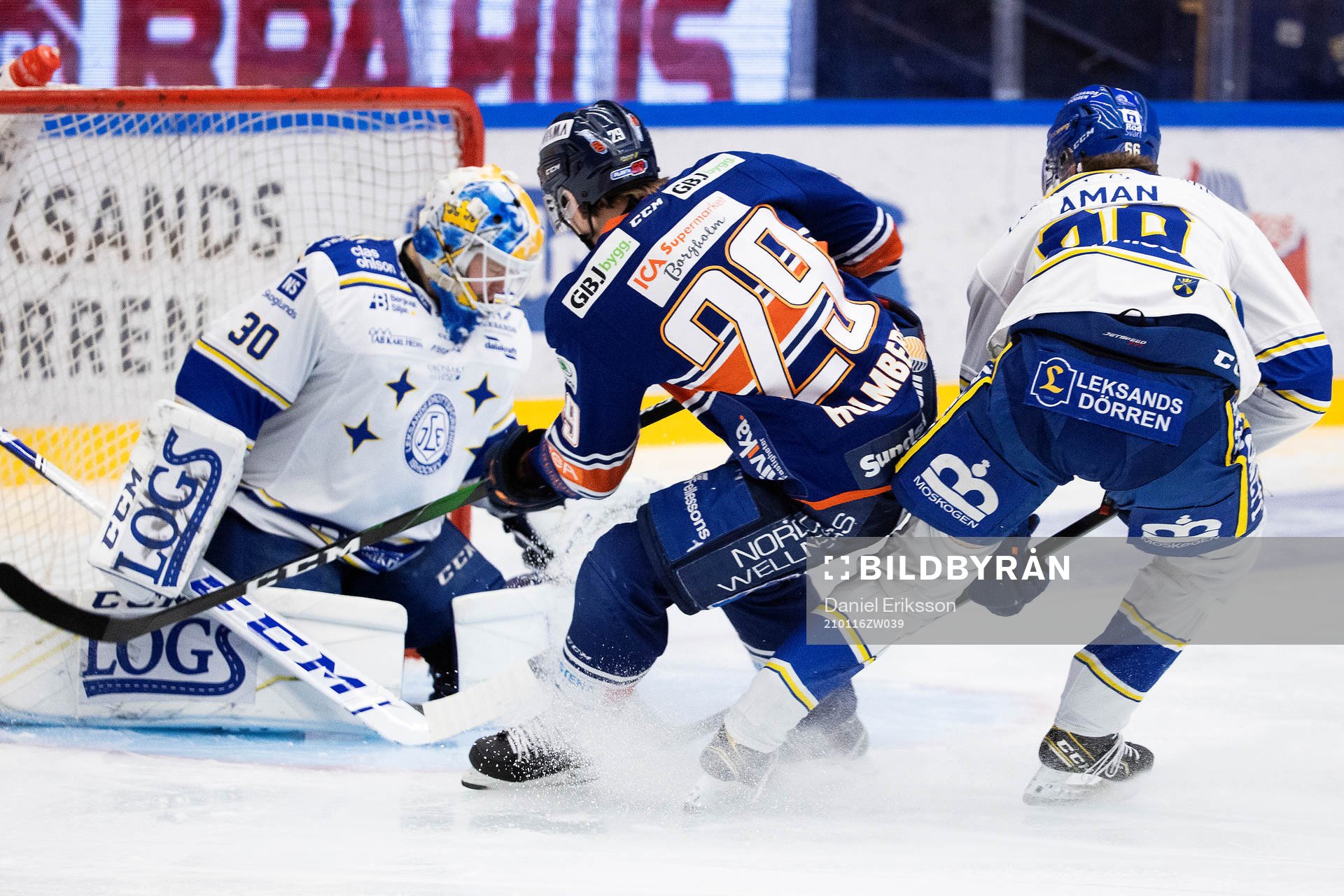 Växjös Pontus Holmberg och Leksands målvakt Janne Juvonen
