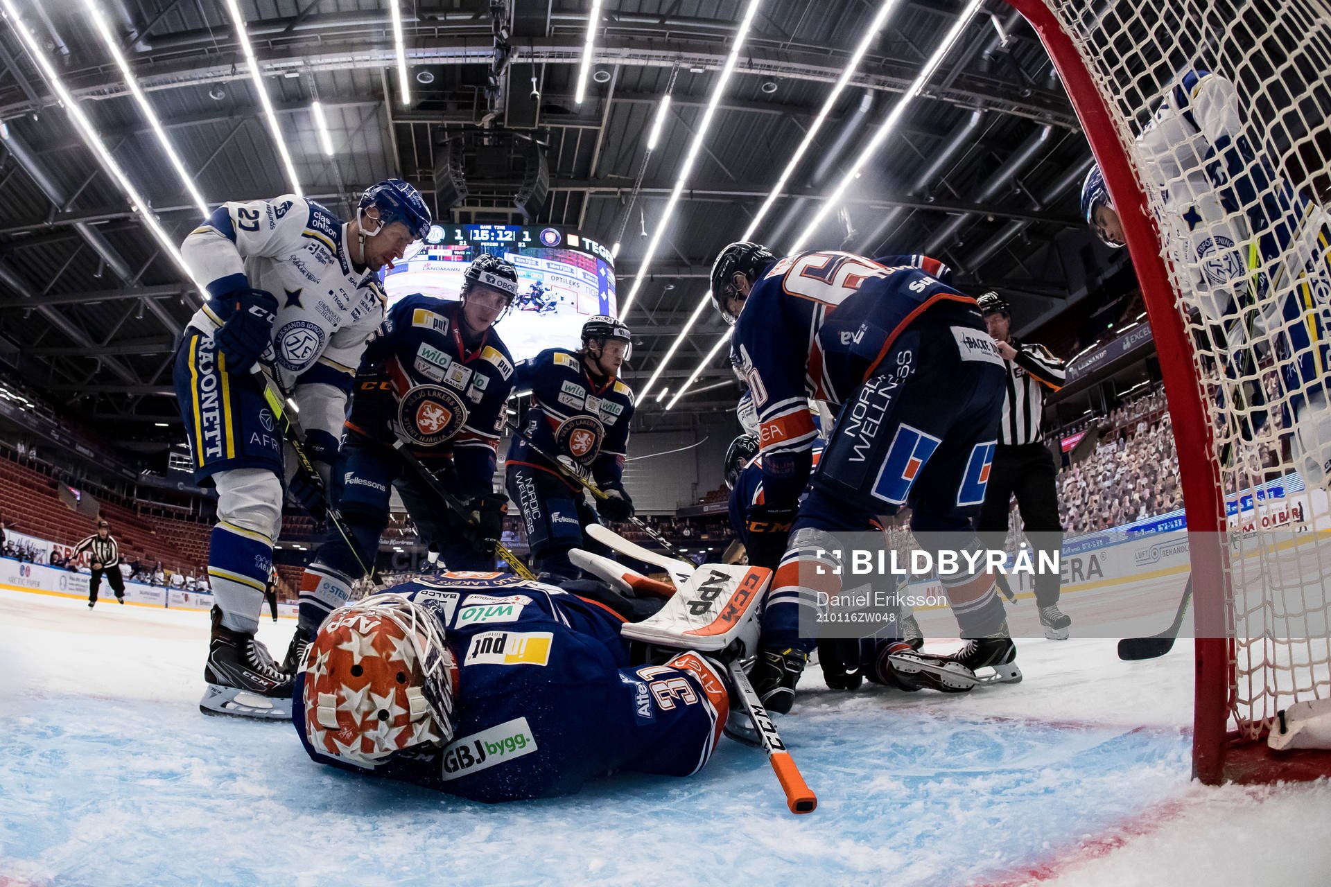 Leksands Marek Hrivik och Växjös målvakt Erik Källgren