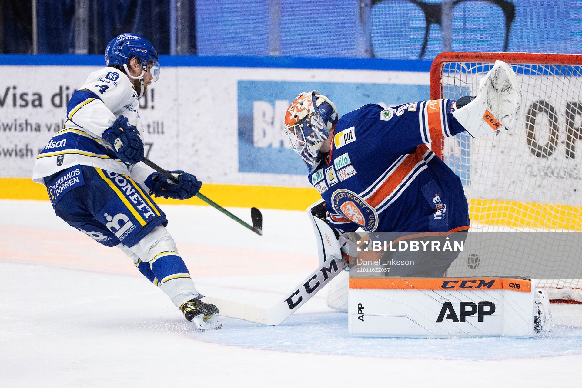 Leksands Oskar Lang och Växjös målvakt Erik Källgren