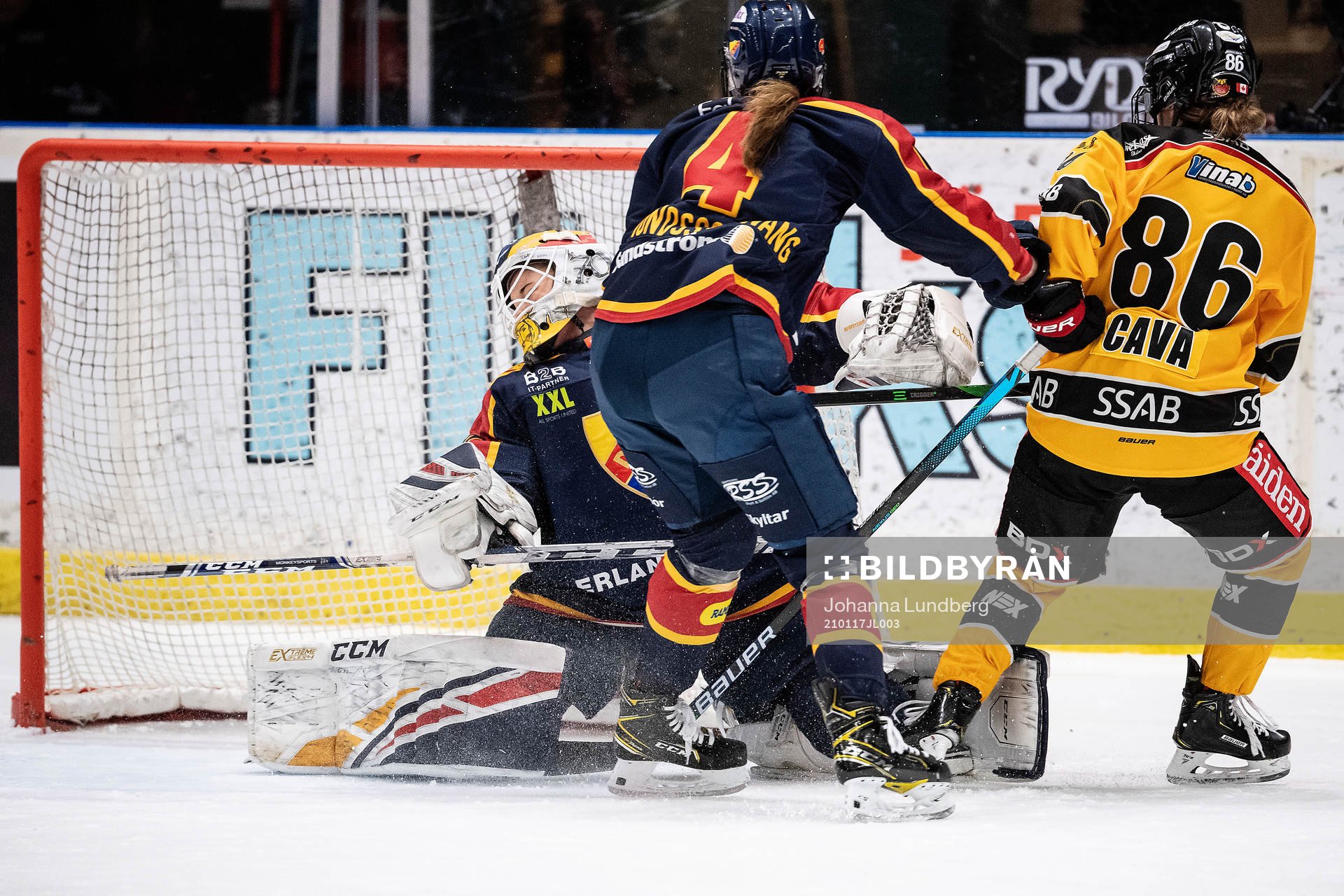 Luleås Michela Cava gör 0-1 bakom Djurgårdens målvakt