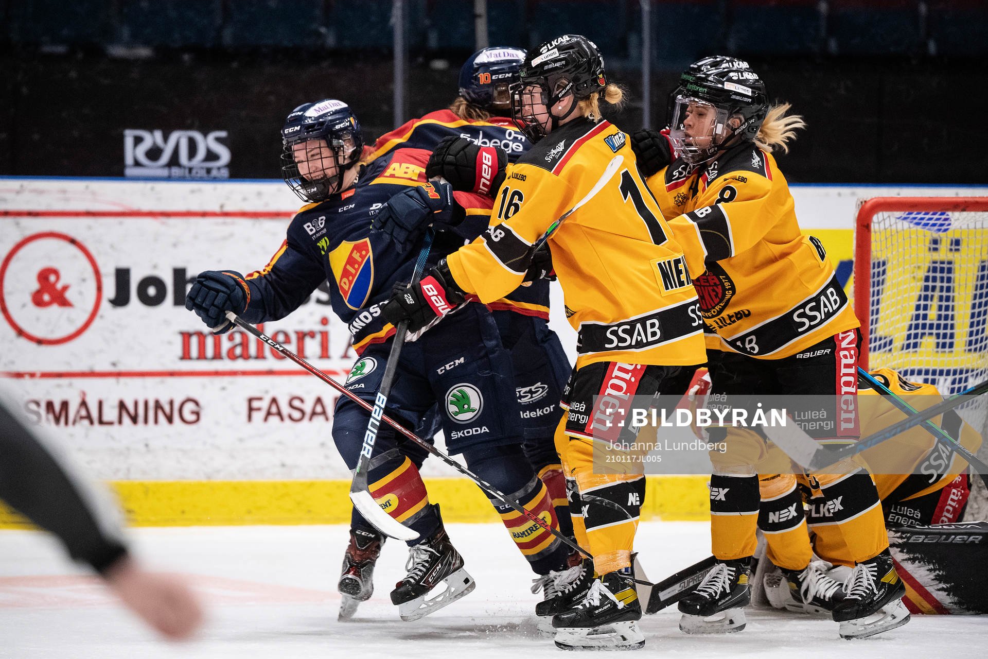 Djurgårdens Sarah Bujold och Luleås Petra Nieminen