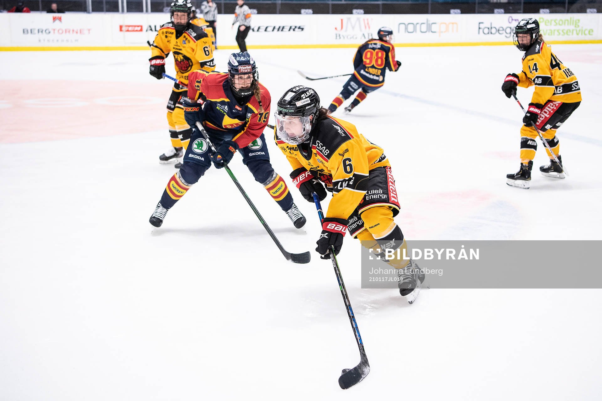 Djurgårdens Julia Östlund och Luleås Jenni Hiirikoski