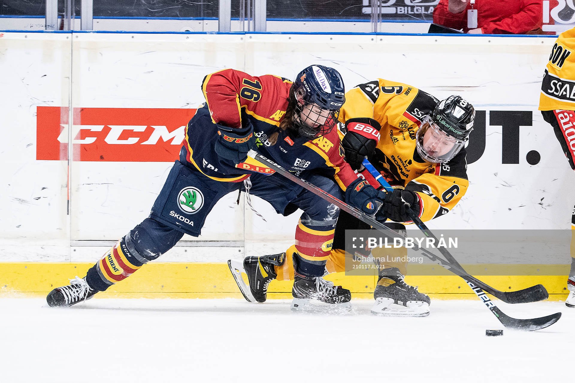 Djurgårdens Julia Östlund och Luleås Jenni Hiirikoski