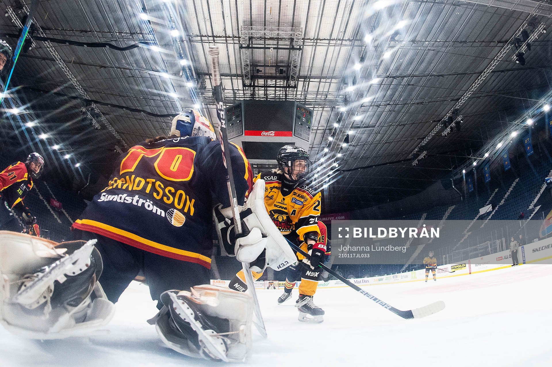 Luleås Emma Nordin framför Djurgårdens målvakt Lovisa