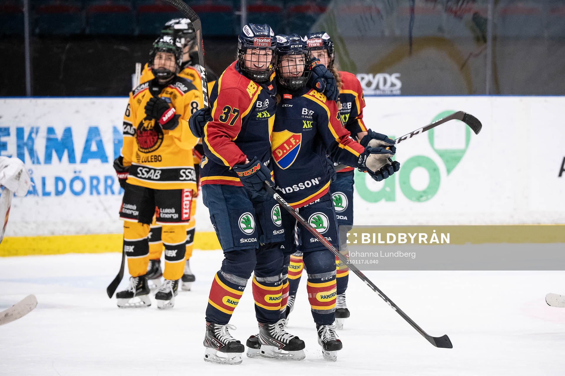 Djurgårdens Josefine Holmgren och Sarah Bujold jublar