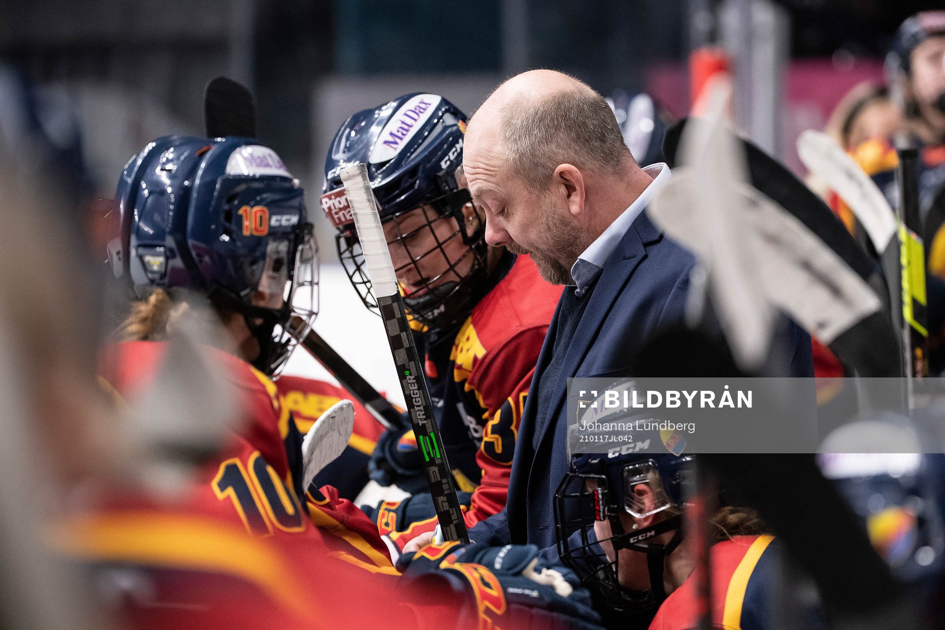 Djurgårdens tränare Rickard Hårdstam tar en timeout