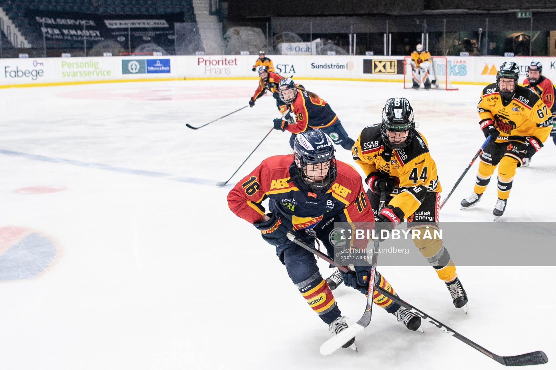 Djurgårdens Sarah Bujold och Luleås Nicoline Söndergaard