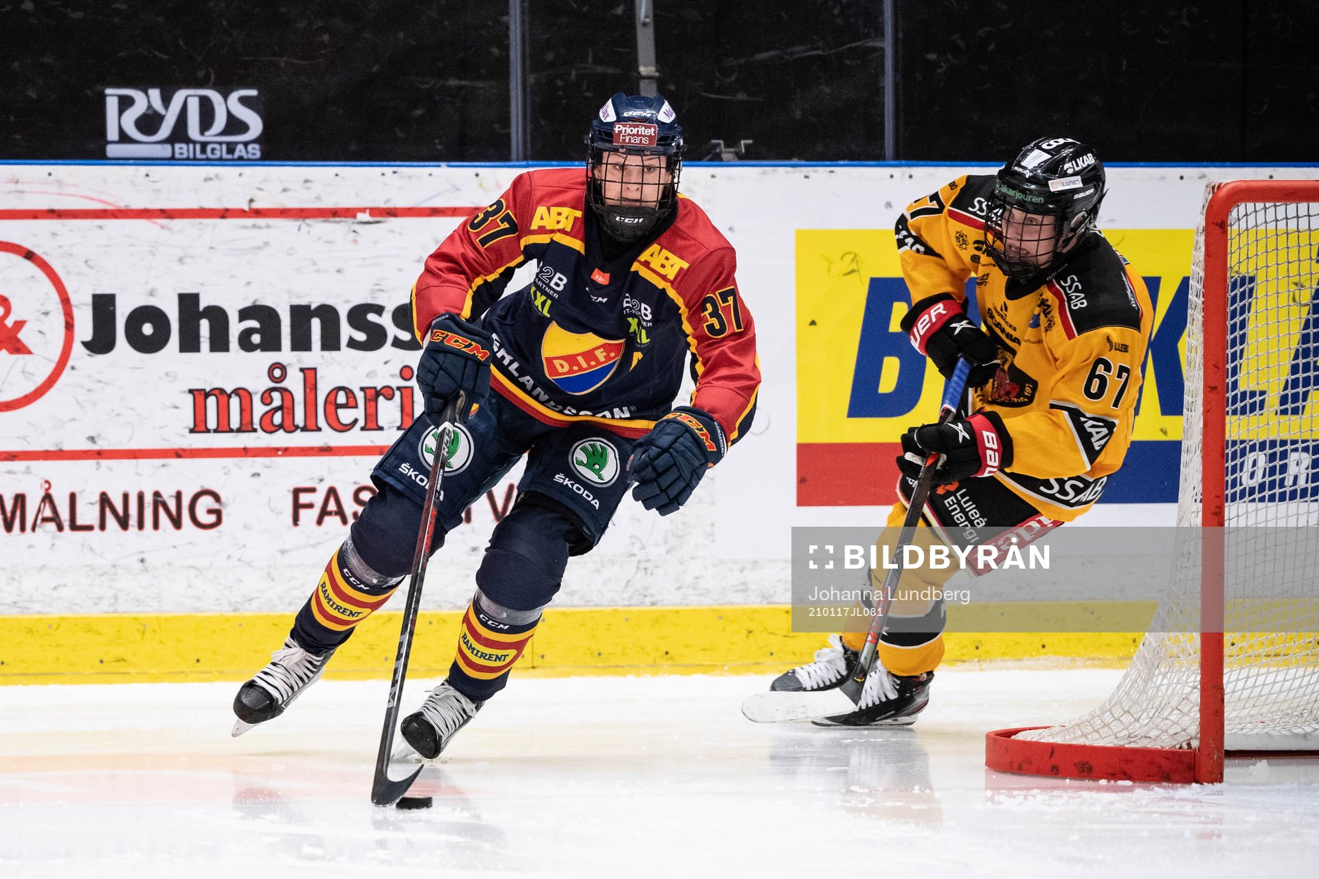Djurgårdens Josefine Holmgren och Luleås Linn Peterson
