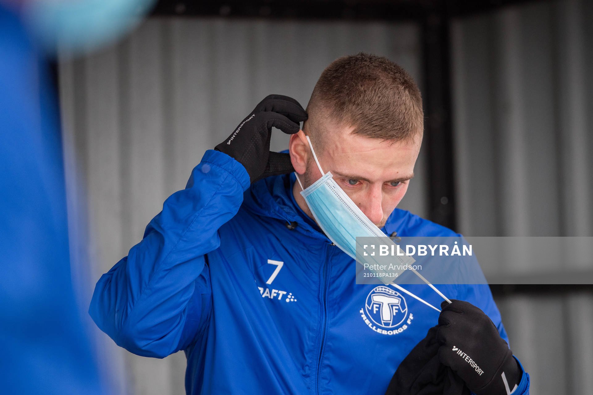 Petar Petrovic tar på sig ett munskydd