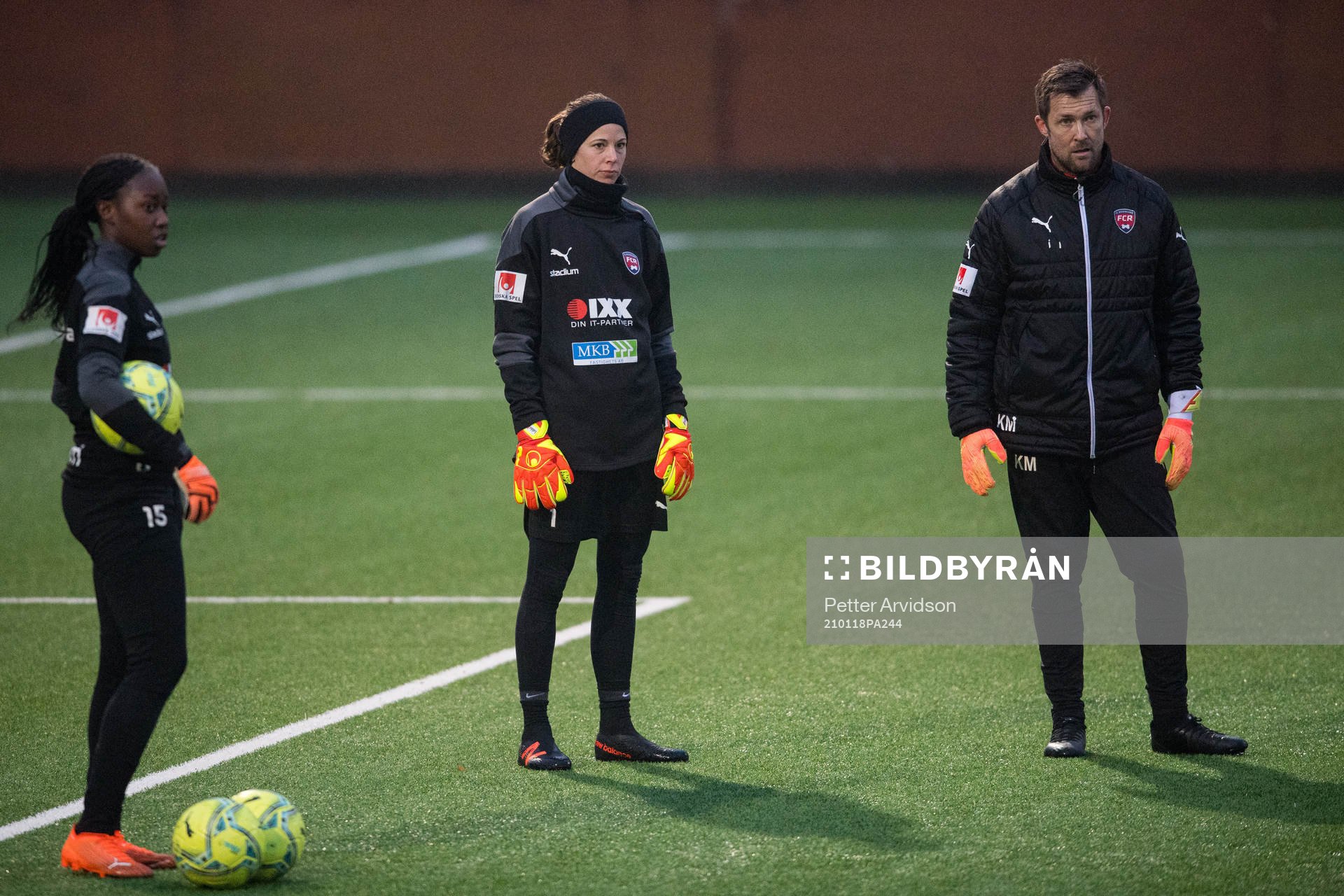 Målvakt Angel Mukasa, målvakt Stephanie Labbé och målvaktstränare Kenneth Mattsson under en fotbollsträning med FC Rosengård den 18 januari 2021 i Malmö.