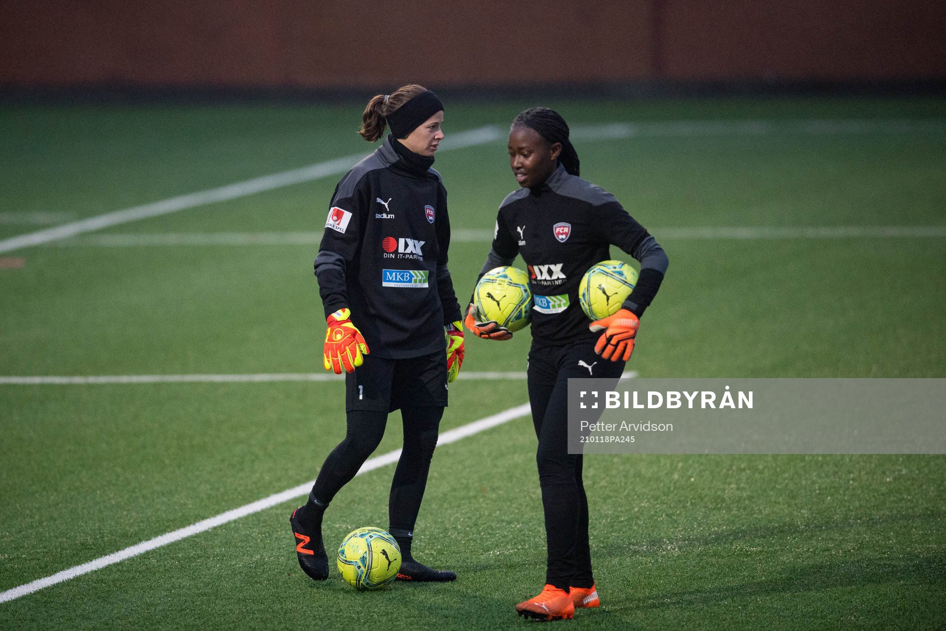 Målvakt Stephanie Labbé och målvakt Angel Mukasa