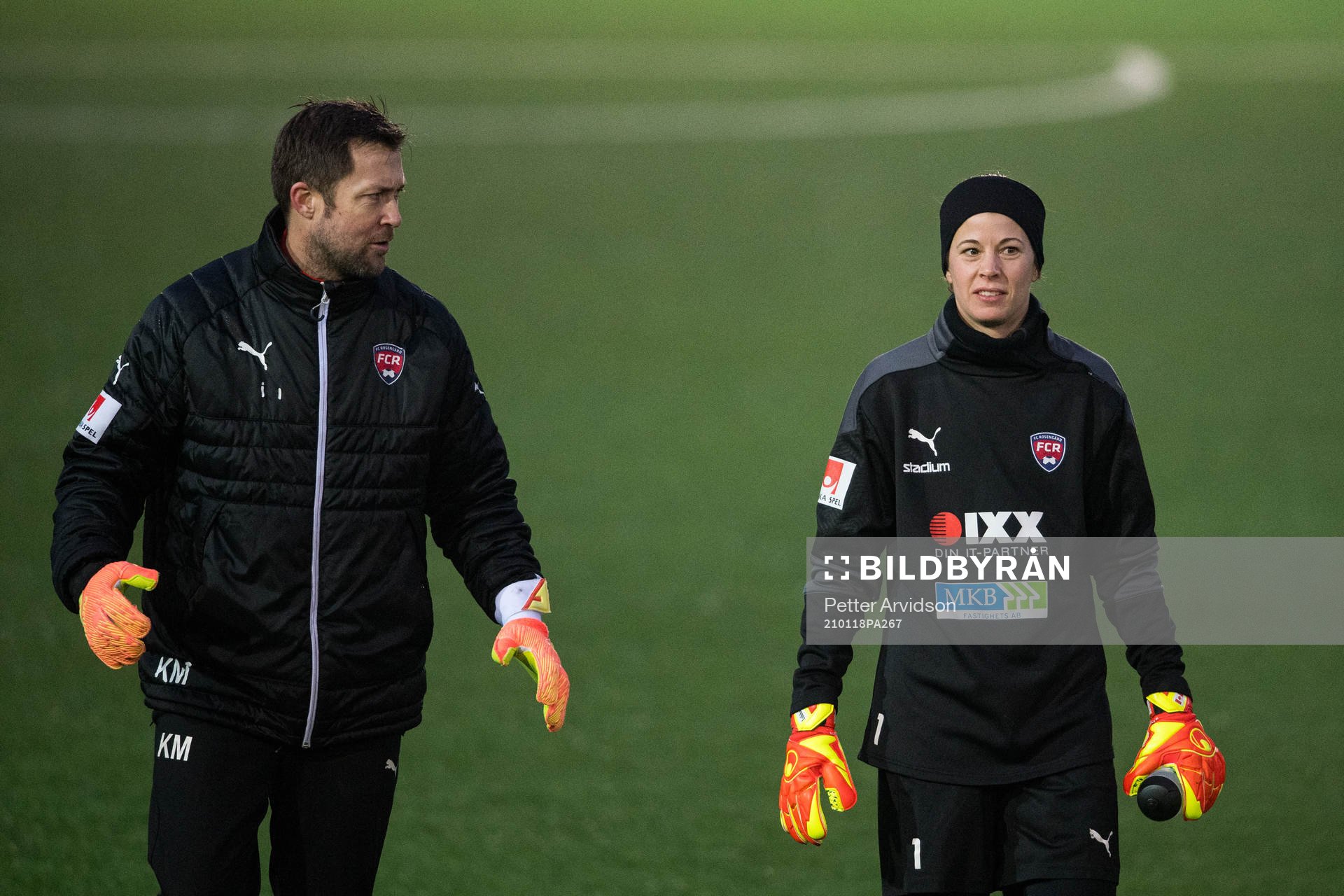 Målvaktstränare Kenneth Mattsson och målvakt Stephanie Labbé under en fotbollsträning med FC Rosengård den 18 januari 2021 i Malmö.