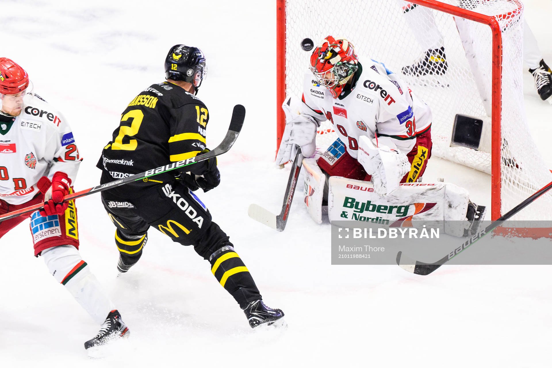 Västerås Fredrik Johansson gör 1-1 bakom målvakt