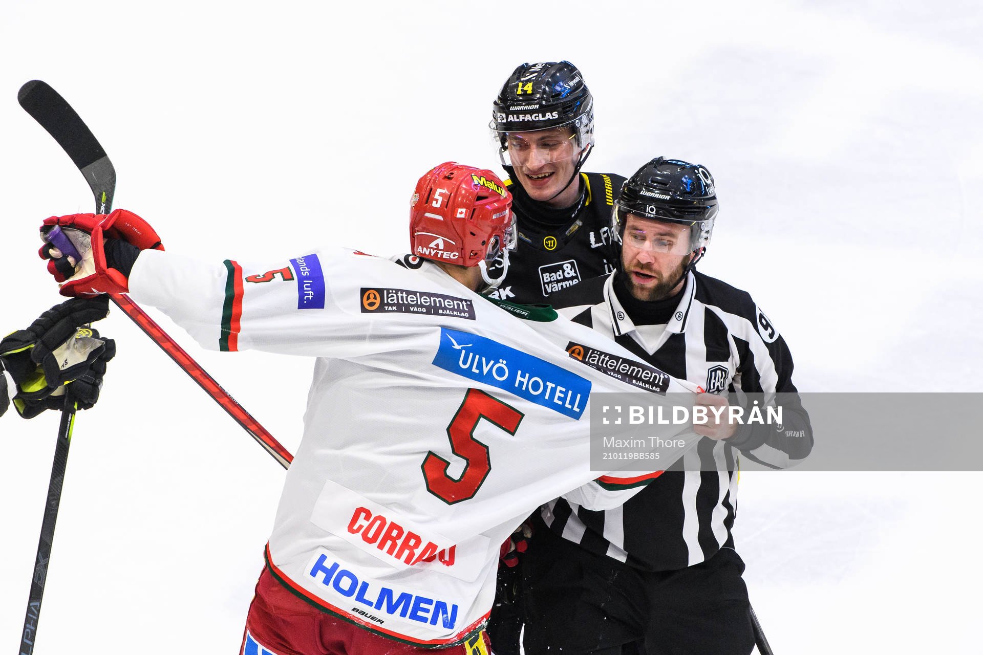 Domare Filip Löwgren går mellan Västerås Jesper
