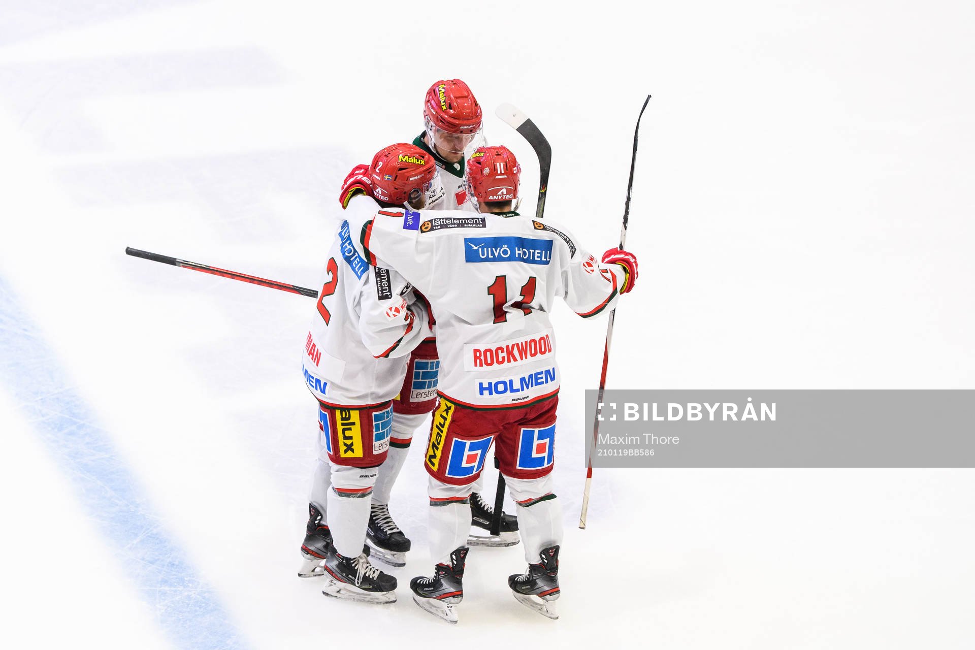 Modos Anton Öhman jublar med lagkamrater