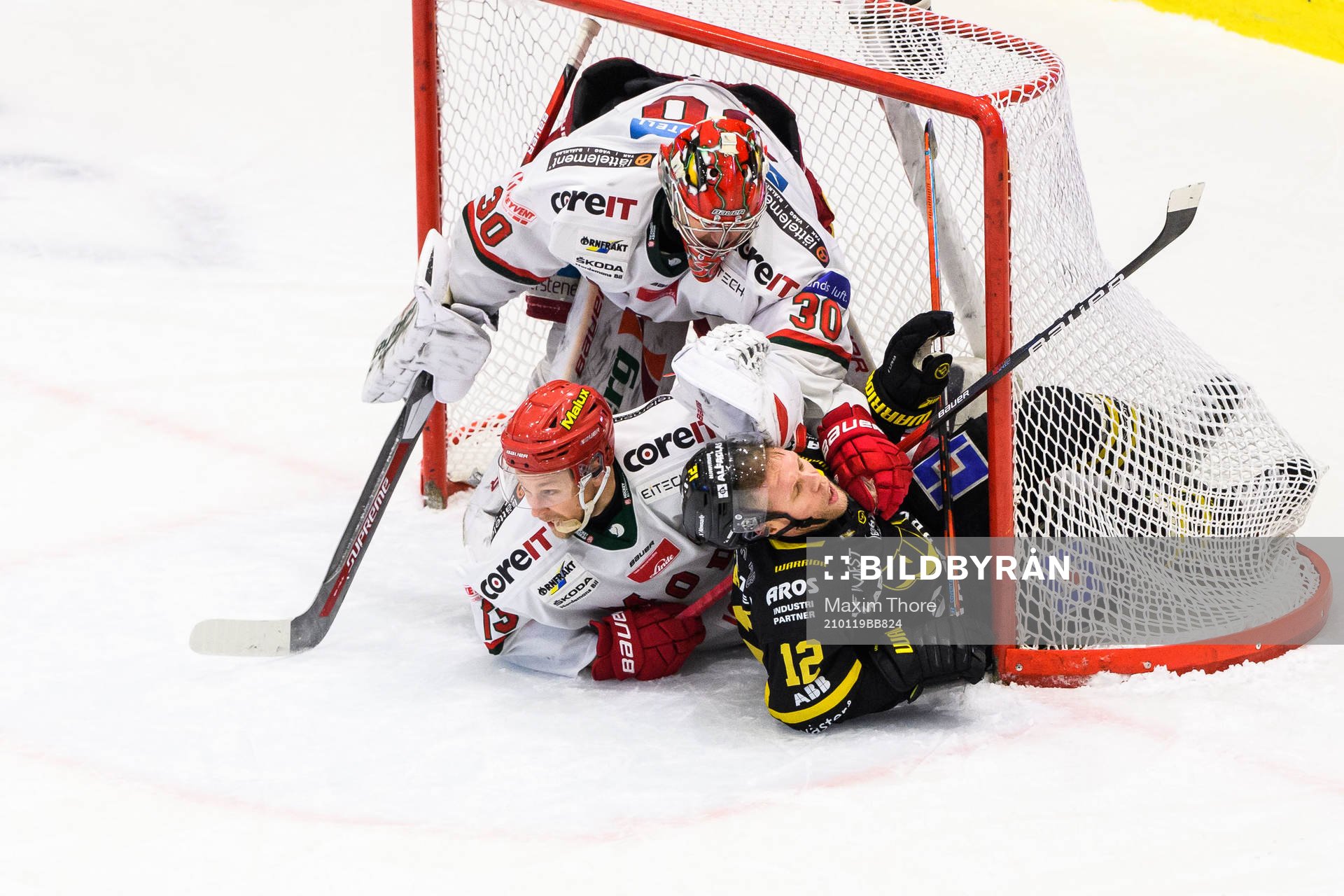 v Modos målvakt Anthony Peters och Johan Harju mot