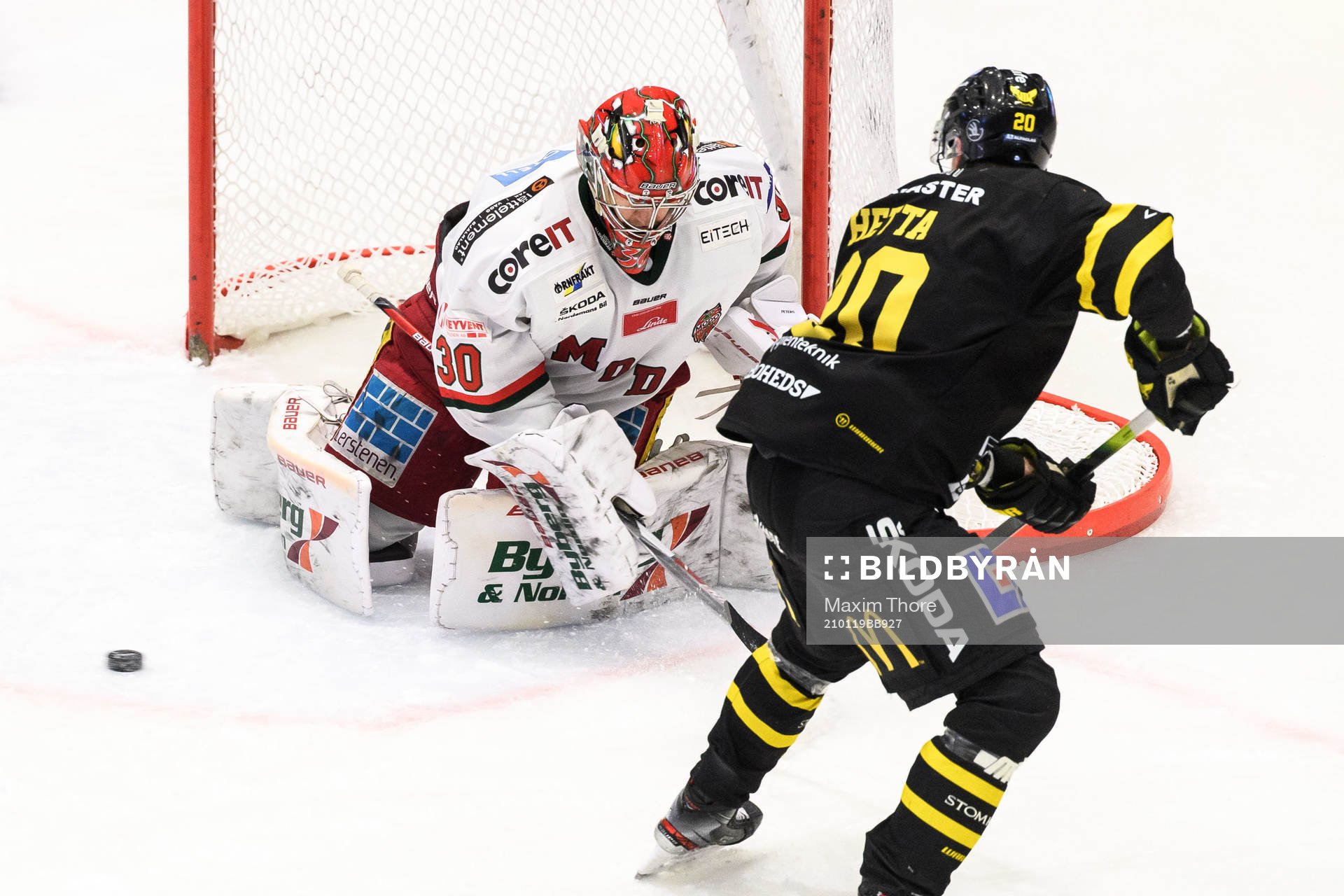 Modos målvakt Anthony Peters och Västerås Henrik Hetta