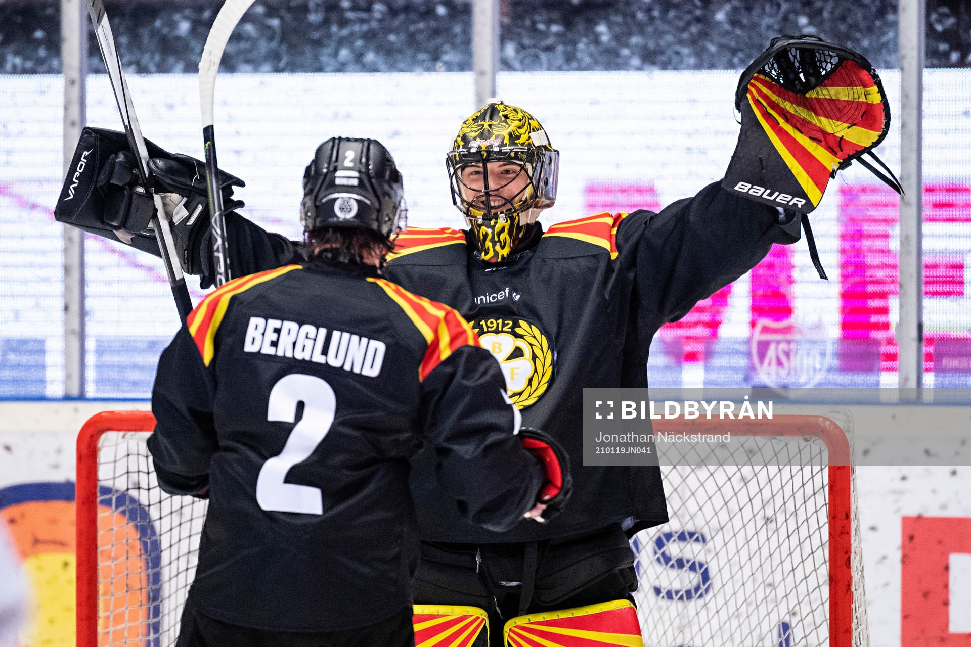 Brynäs målvakt Samuel Ersson jublar med Kristofer Berglund