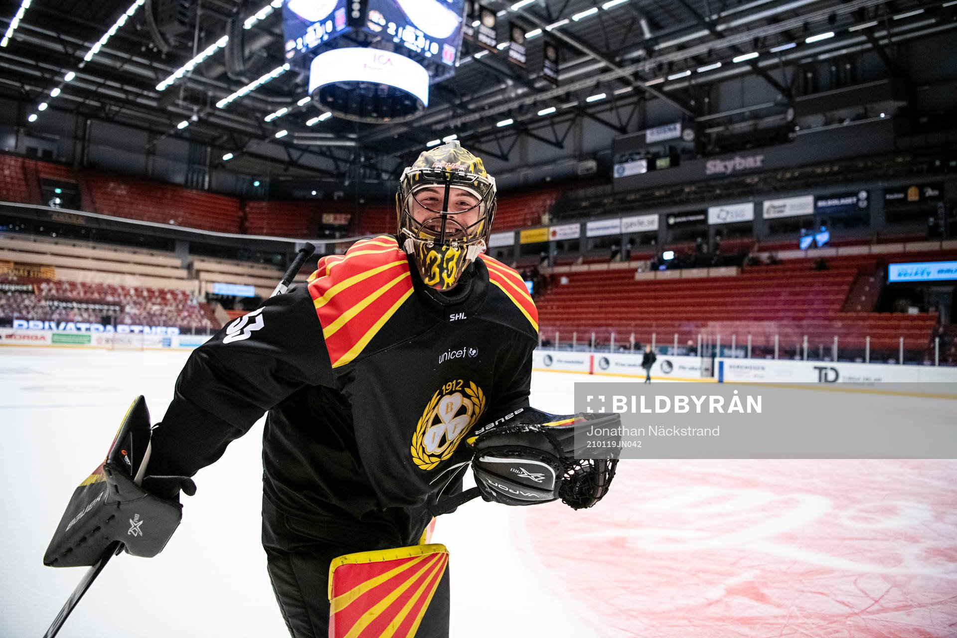Brynäs målvakt Samuel Ersson jublar