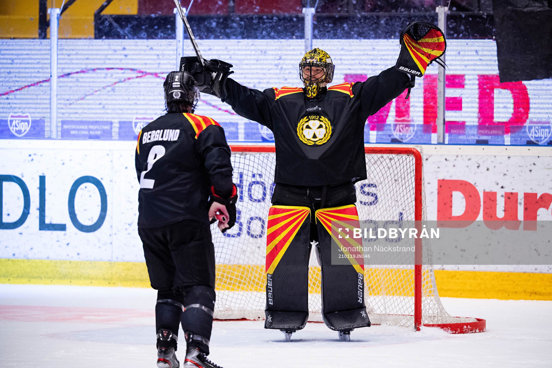 Brynäs målvakt Samuel Ersson jublar