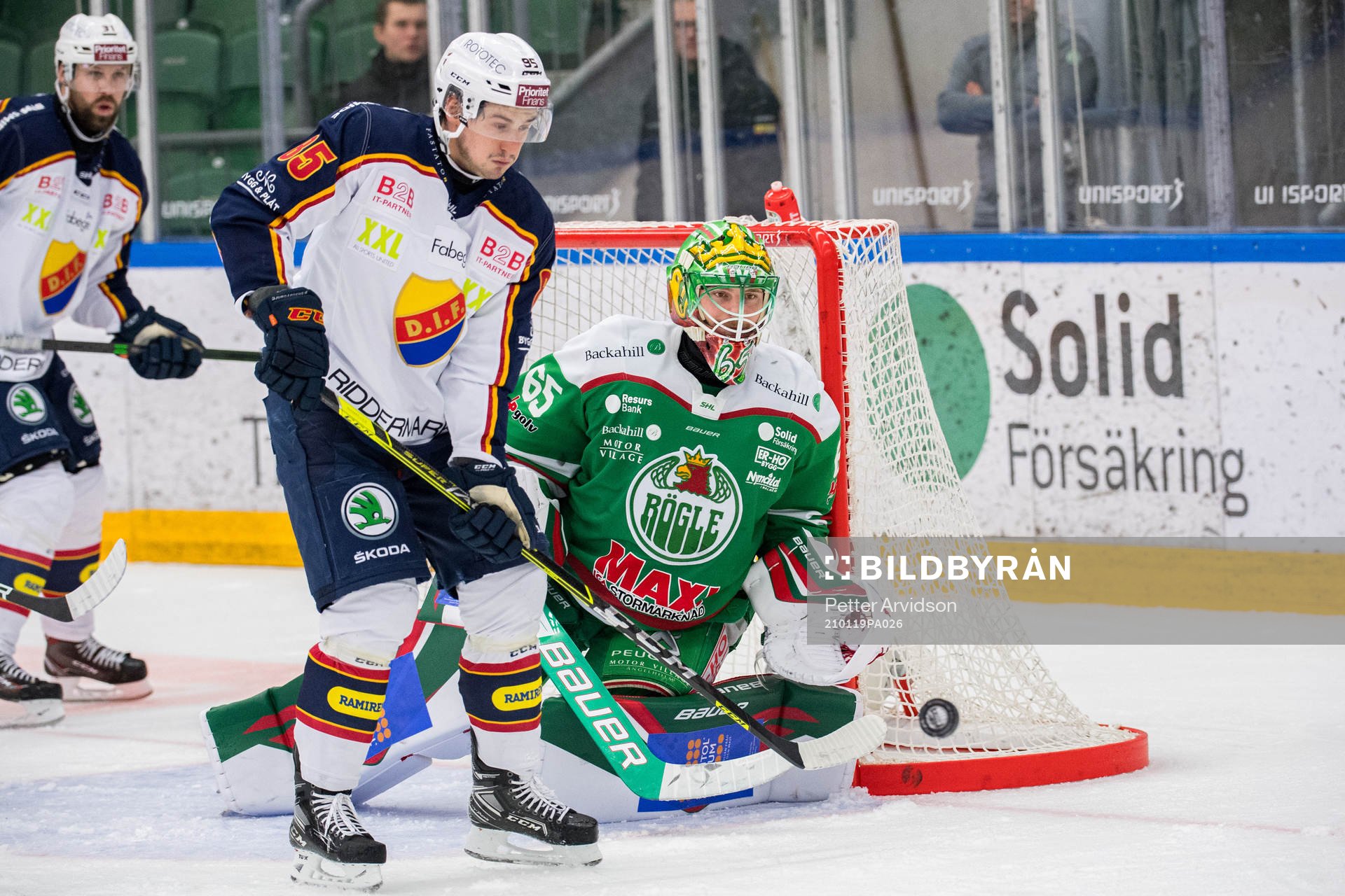 Djurgårdens Michael Haga oroar framför Rögles målvakt