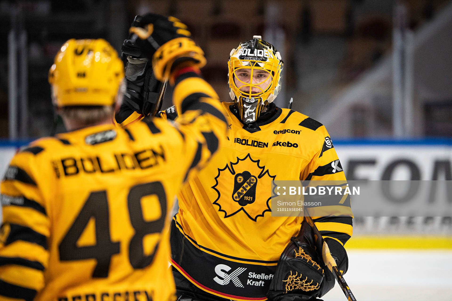 Skellefteås målvakt Arvid Söderblom jublar