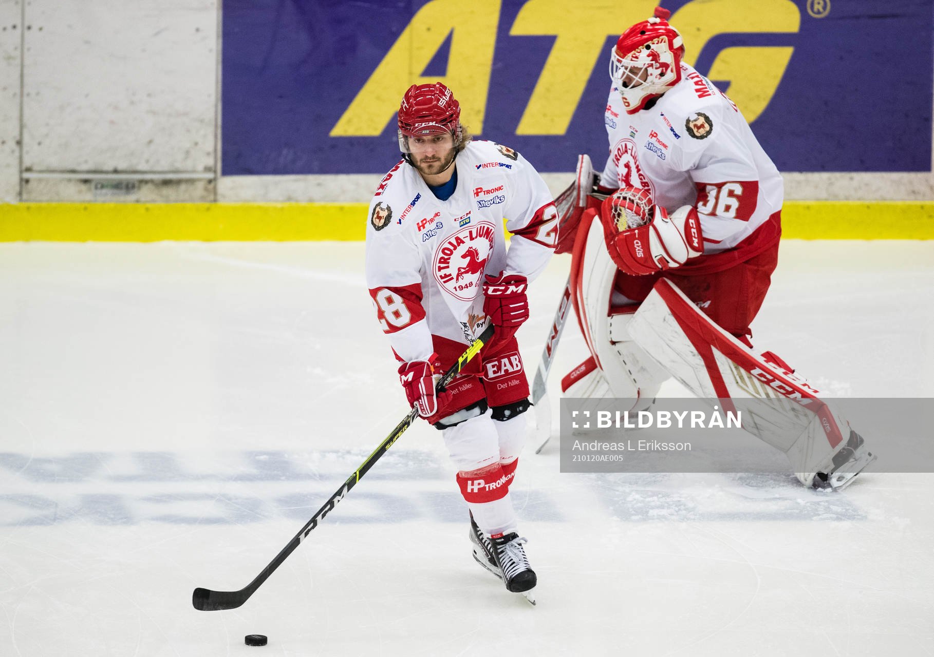 Trojas Måns Hansson och målvakt Wictor Ragnewall