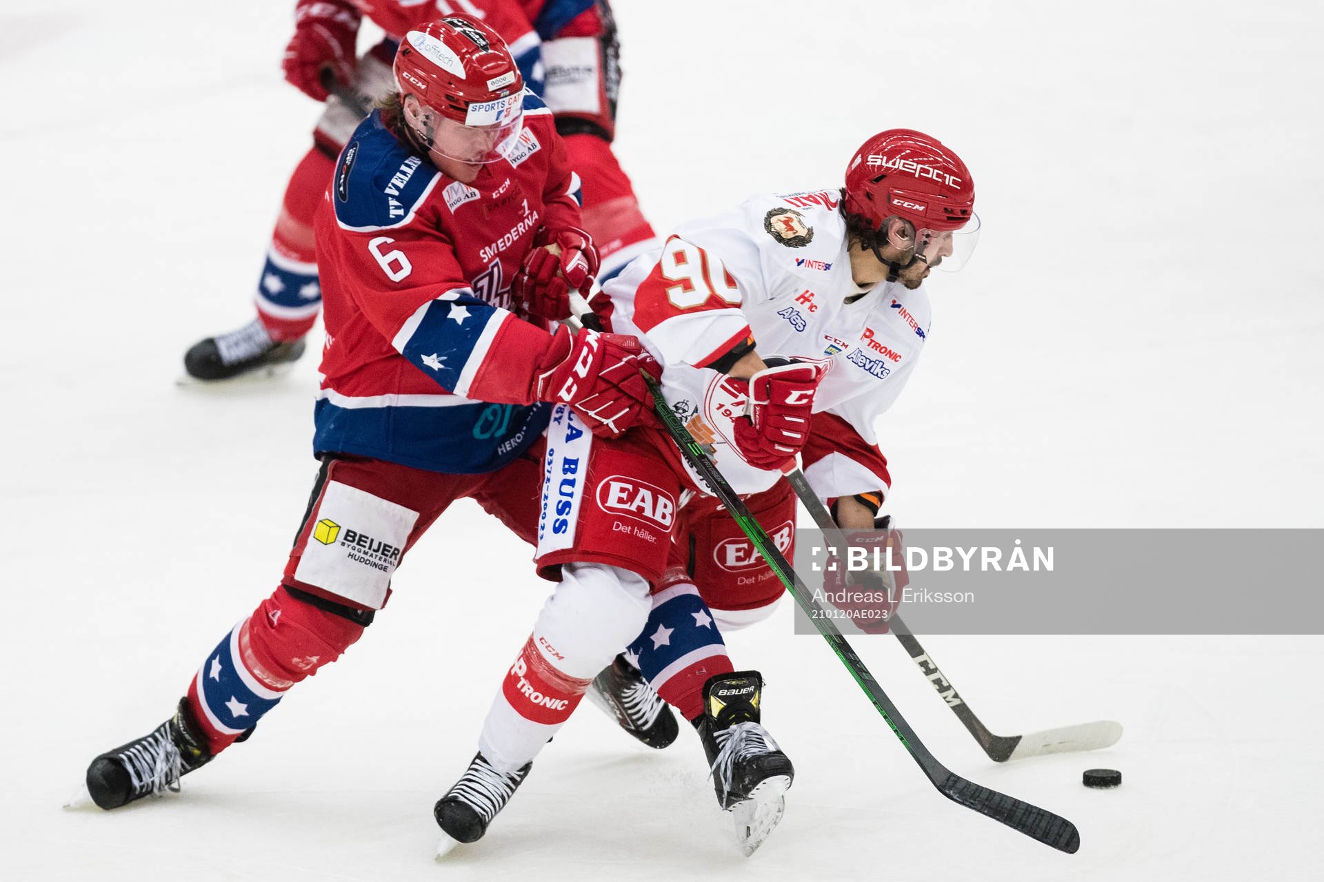 Huddinges Alexander Svensson håller fast Trojas Kevin